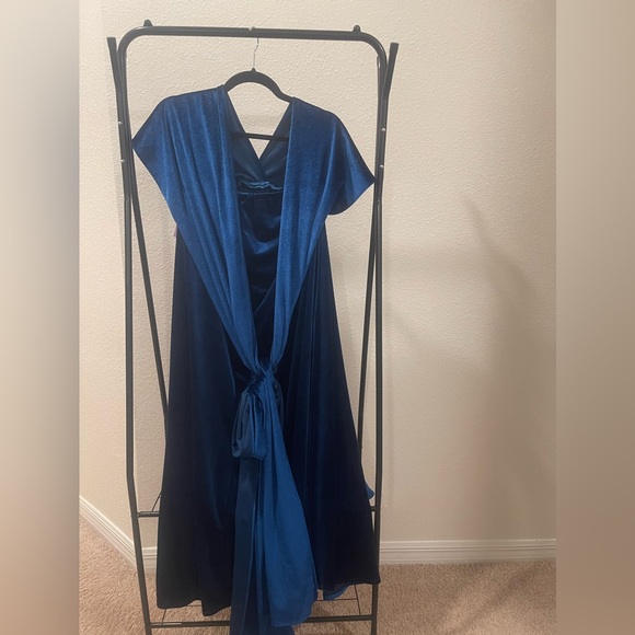Plus size velvet infinity dress - Picture 2 of 4